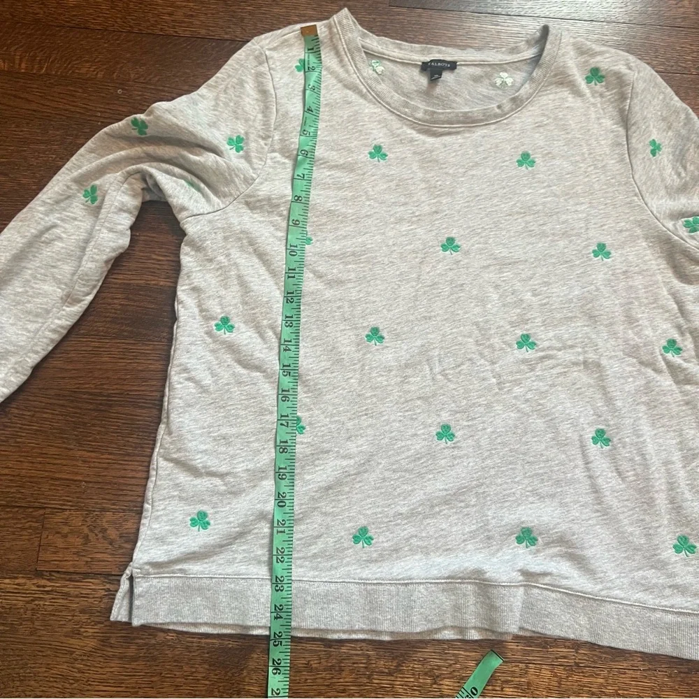 Talbots gray sweatshirt with embroidered green Shamrocks. Size XL - Picture 8 of 10